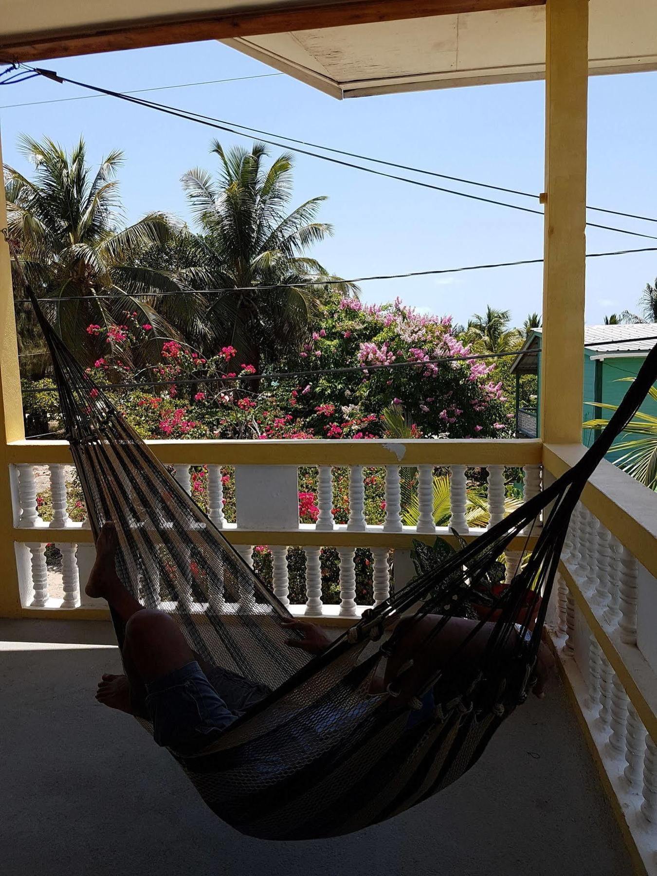 Serenade Hotel Placencia Exterior foto